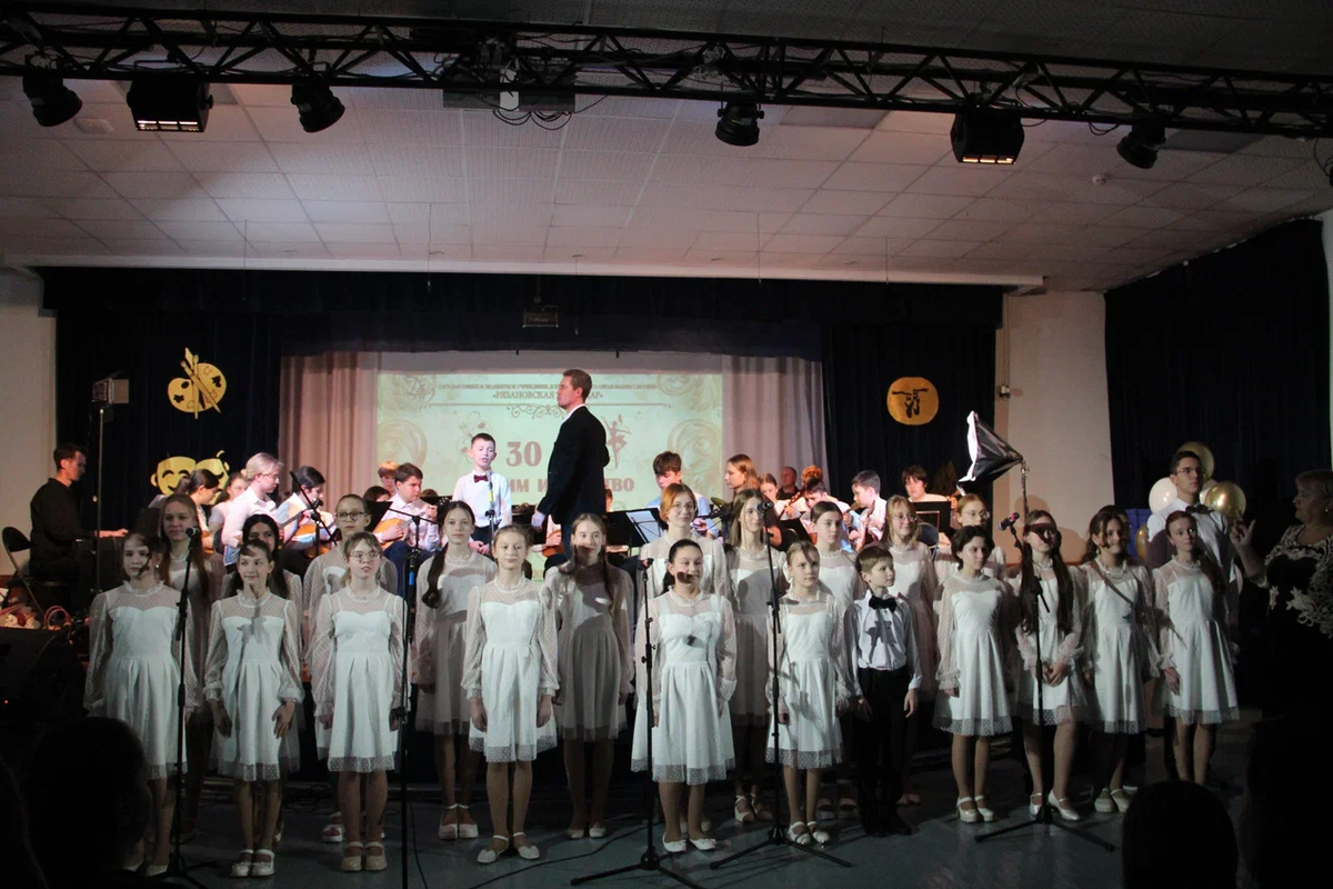 Фотографии с прадничного концерта. (фото предоставлено ДШИ "Дар")