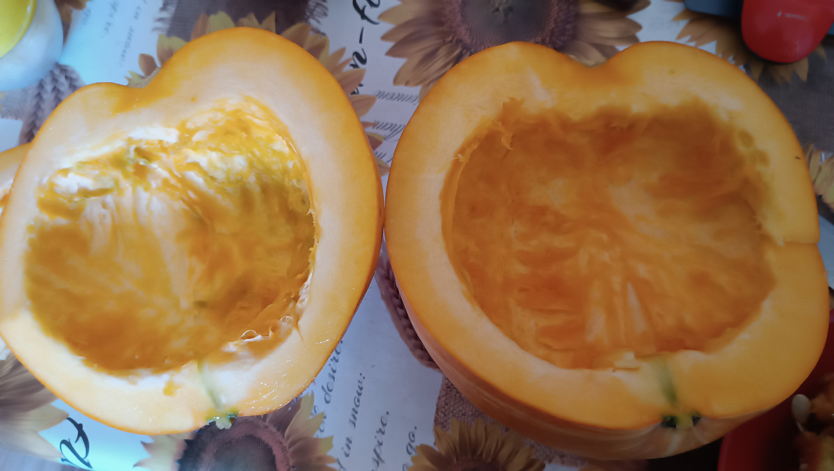 Тыкву разделили на 2 части