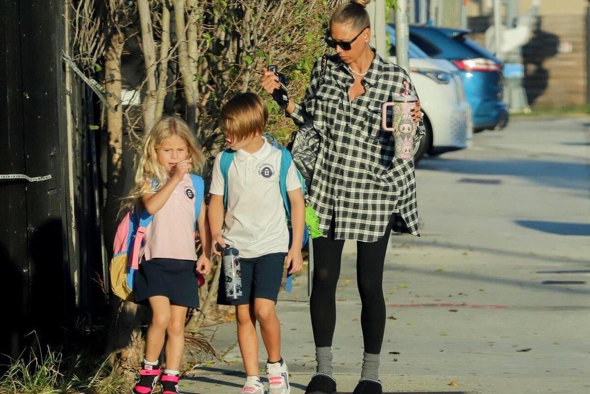    Анна Курникова с близнецами LEGION-MEDIA