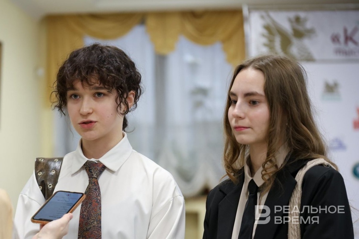    Алиса Логинова и Малика Шигапова, ученицы Химического лицея-интерната — филиала ФГБОУ ВО КНИТУ, нашли способ получения гиперразветвленного полиэфирполиола и комплексов с ним. Артем Дергунов / realnoevremya.ru