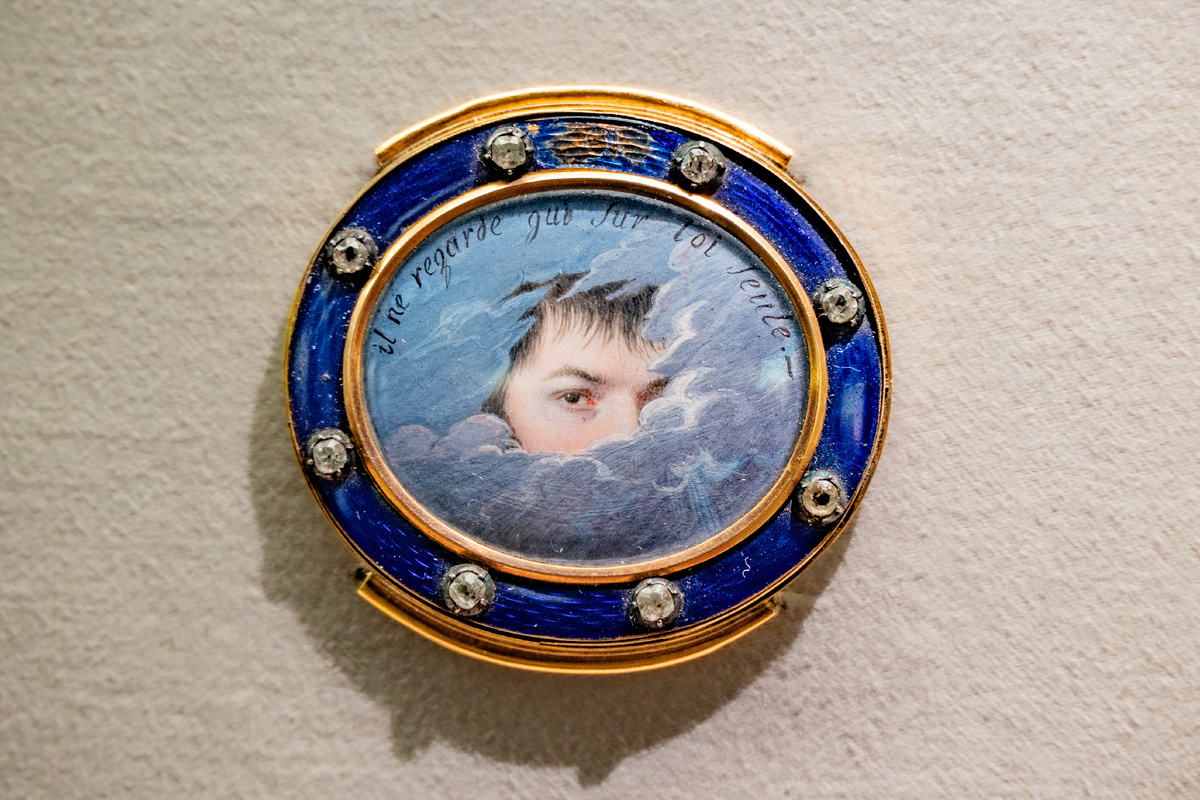 Фермуар «глаз возлюбленного». Портрет мужчины из семьи Азаревичей (?). Россия. Неизвестный художник 1820-е гг. Золото, стразы, стекло, эмаль, слоновая кость, гуашь