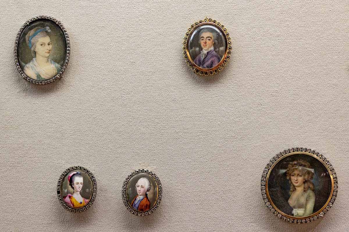 Фермуары и миниатюрные портреты на выставке