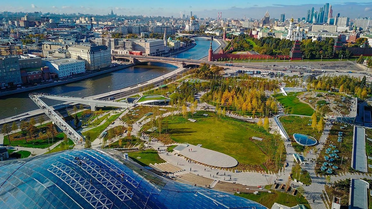 Панорамный вид на парк «Зарядье», его стеклянный купол, набережную Москвы-реки и центр Москвы с высоты.