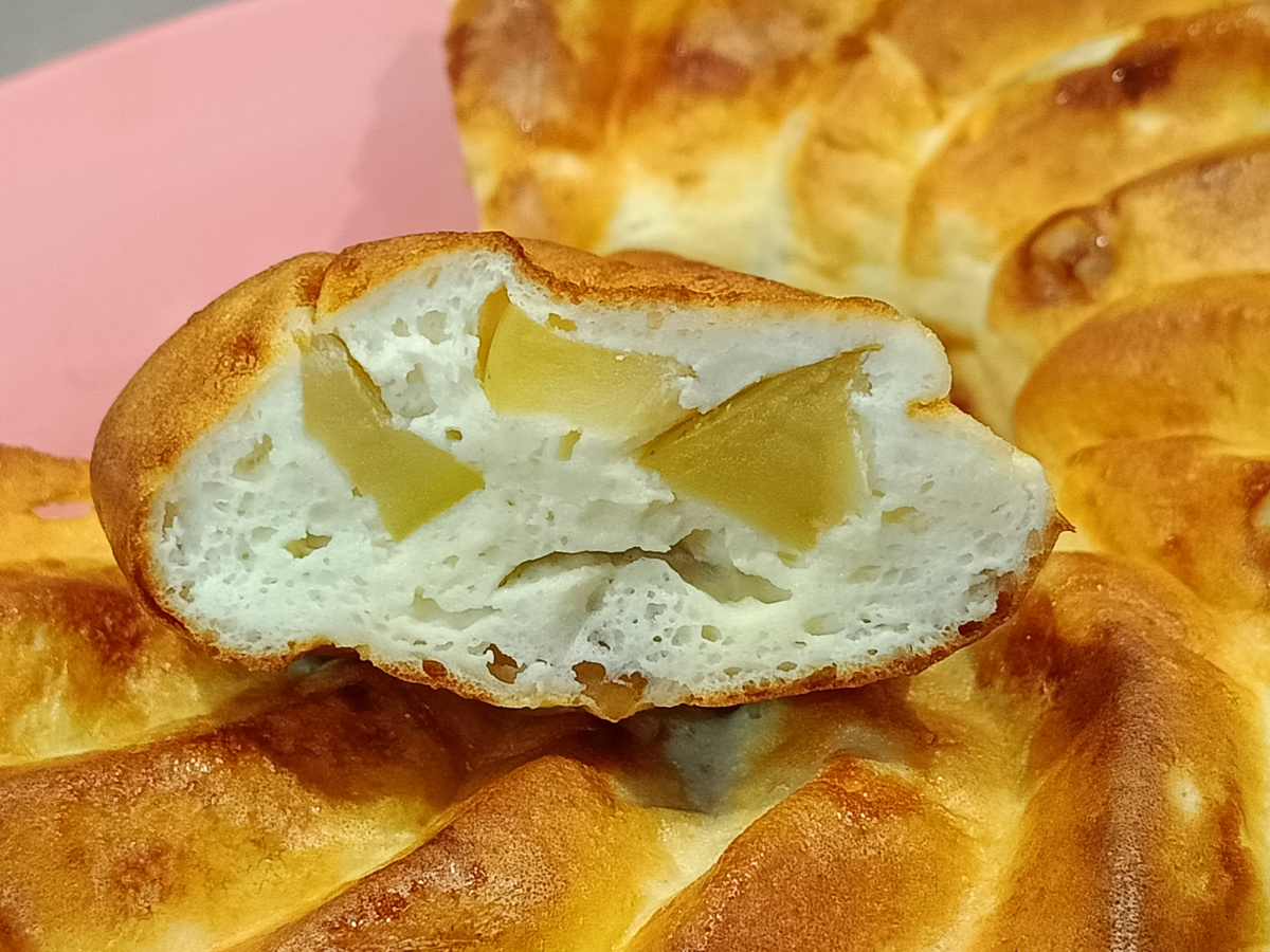 Творожная, с яблоками.