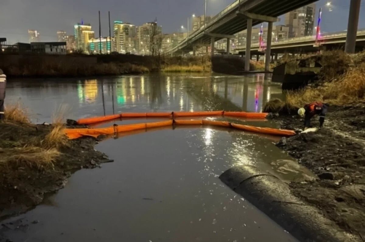    В Челябинске на реке Миасс снова появились маслянистые пятна
