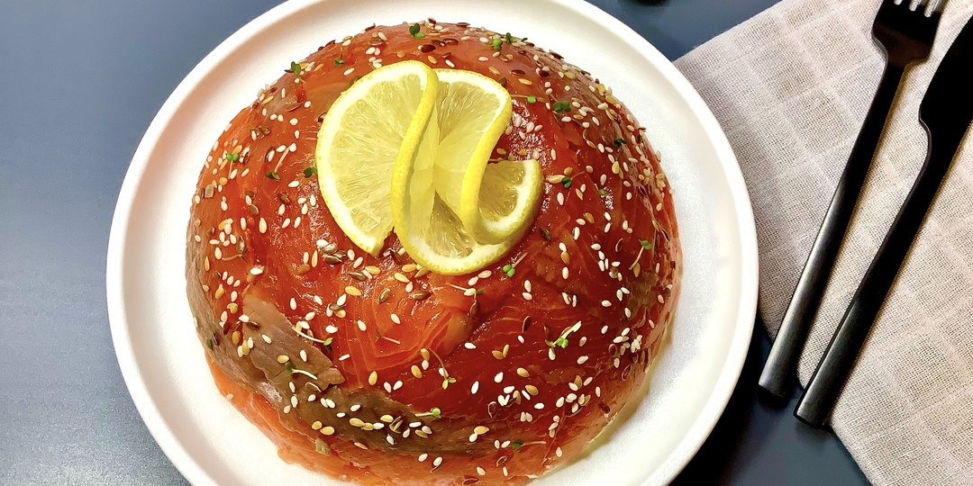 Торт-салат с красной рыбой, креветками и авокадо: рецепт на Новый год