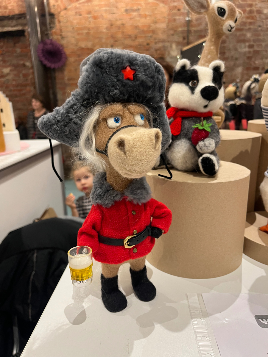 Кажется, этот конь косплеит Кузьмича из «Особенностей национальной рыбалки»