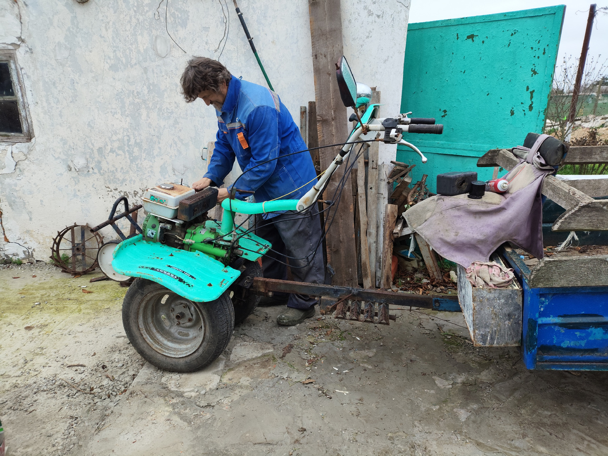 Пытается вдохнуть жизнь в двигатель