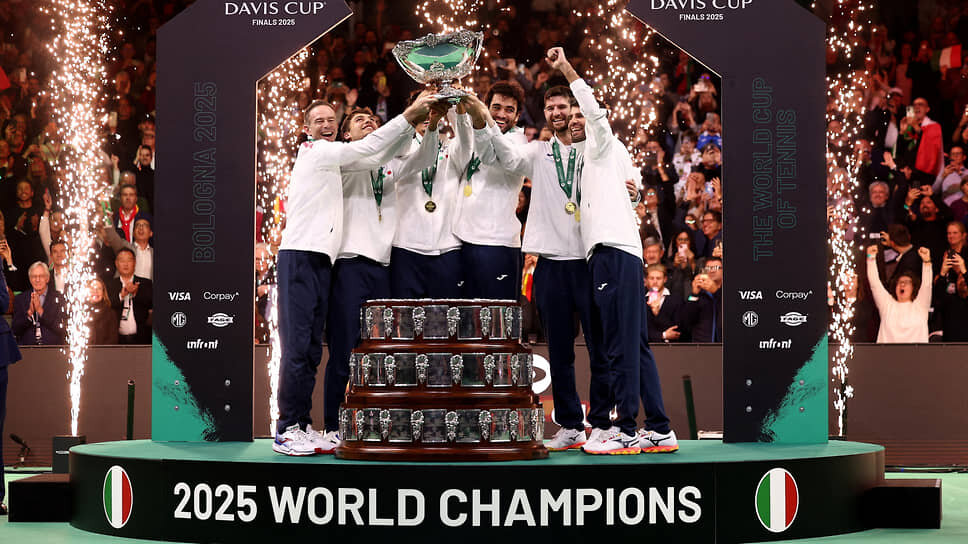 Теннисисты сборной Италии празднуют победу в Кубке Дэвиса.📷Фото: Guglielmo Mangiapane / Reuters
