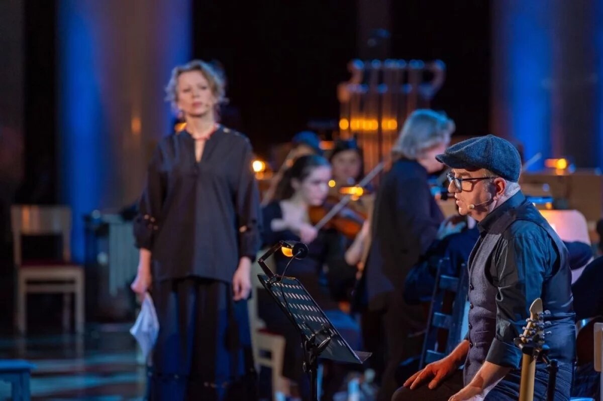    На сцене встретятся актриса Александра Куликова и лидер группы «ЧайФ» Владимир Шахрин.