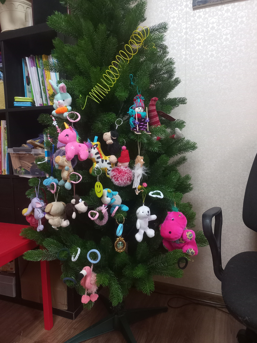 В этом году классические ёлочные игрушки доставать, наверное, не будем