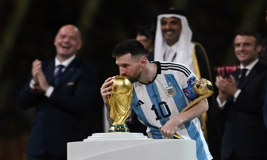    Месси первым целует Кубок мира. Фото: Reuters