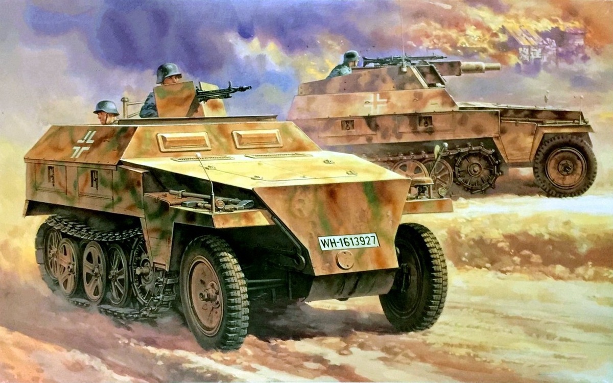 Лёгкий бронетранспортёр leichter Schützenpanzerwagen Sd.Kfz.250/1, на заднем плане машина огневой поддержки leichter Schützenpanzerwagen (7,5cm Kan) Sd.Kfz.250/8