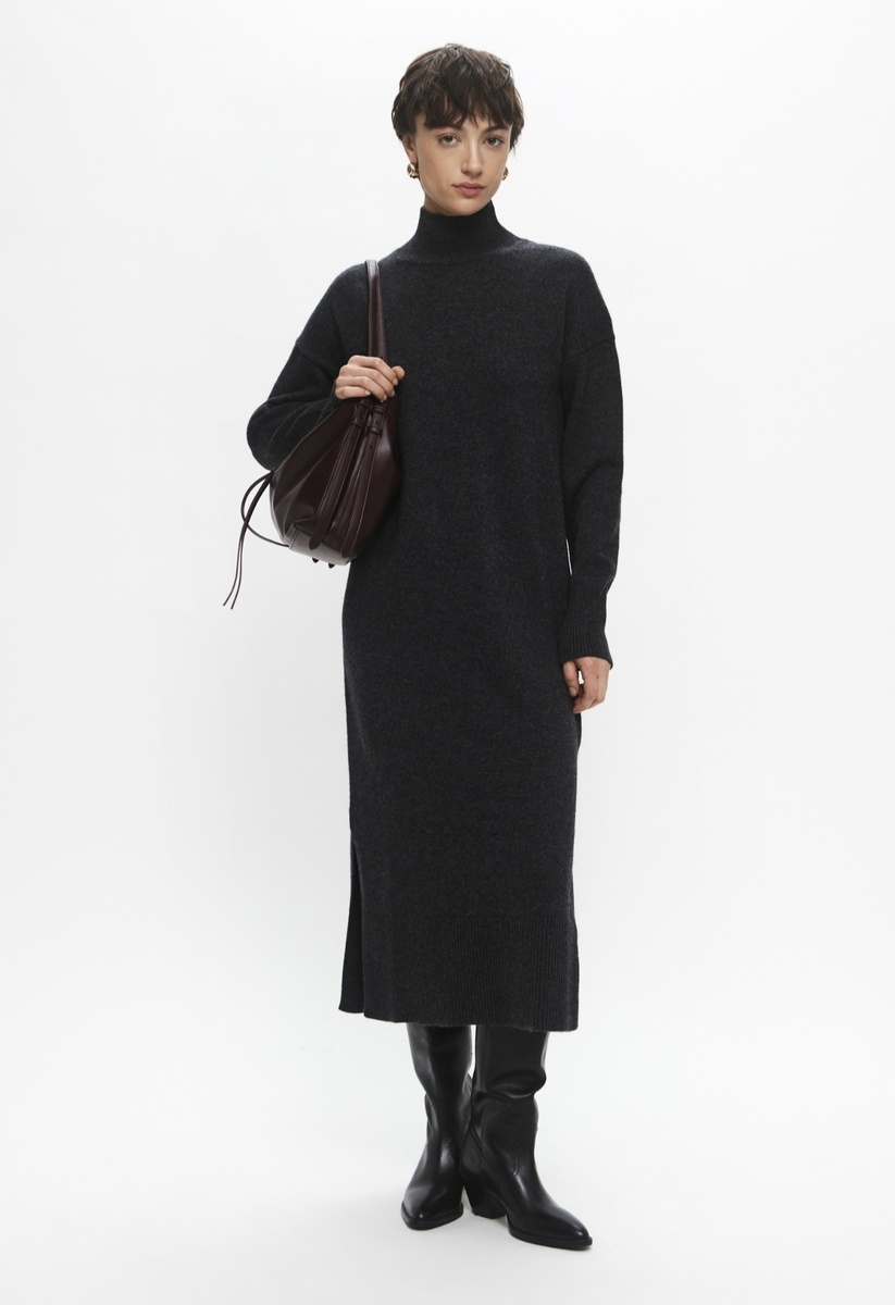 Платье графитовое Lusio, арт. Ламода MP002XW0WBC0, ок. 7000 руб.