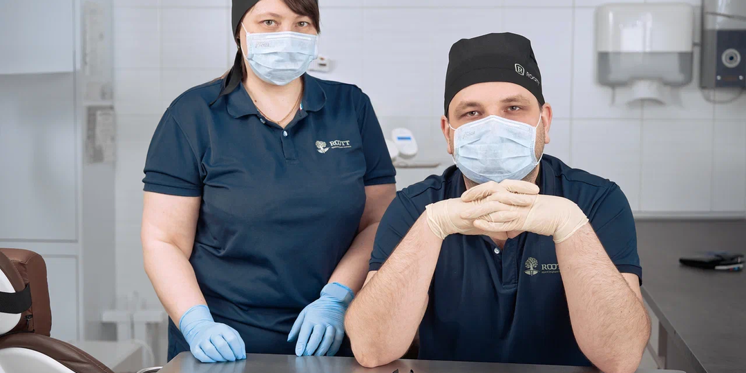 "Операция - на следующий день после диализа, винтовая фиксация и никаких НПВС!". Разбираем тонкости имплантации зубов при ХБП