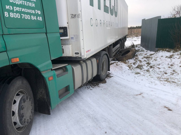    Фура заблокировала выезд из деревни Лубягино в Кировской области