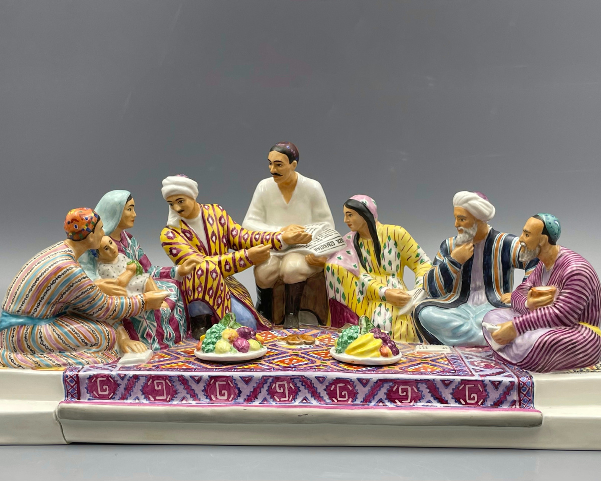 Чернильница из письменного прибора «Обсуждение проекта Сталинской конституции в колхозе Узбекистана», скульптор Данько Н. Я. Размер 20,4 х 40,3 см, выс. 17,8 см. bidspirit.com