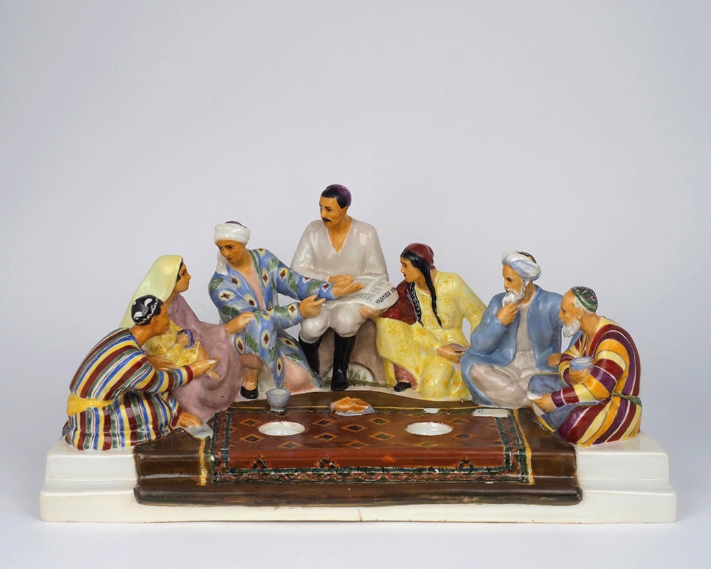 Чернильница из письменного прибора «Обсуждение сталинской конституции в колхозе Узбекистана».ЛФЗ, автор модели — Н.Я. Данько. 1937-начало 1940-х. Фарфор, надглазурная полихромная роспись. Размер 18×41×20,8 см. bidspirit.com