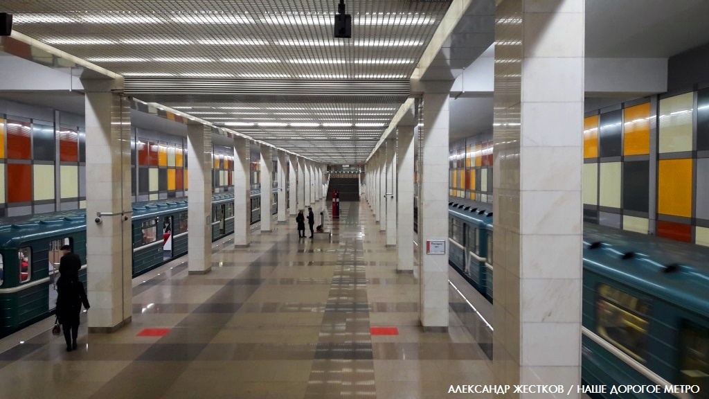 Даже в старых поездах на Сокольнической линии звучит новейший искусственный голос. Фото автора из книги "Наше дорогое метро"