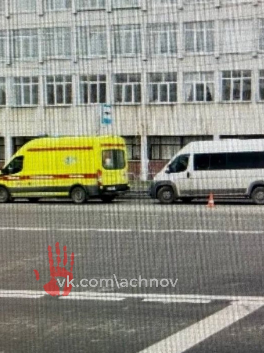 Фото с места ДТП. Прибыла "скорая", но помочь женщине уже не смогла.