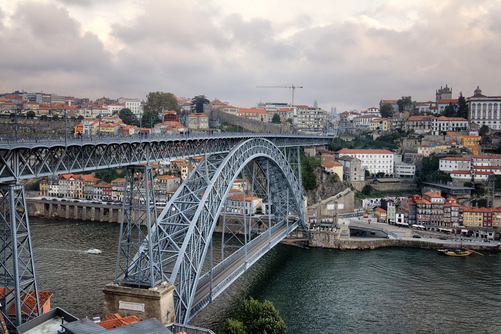 Мост Луиша I (порт. Ponte Luís I) - совмещённый металлический арочный мост через реку Дору в Португалии