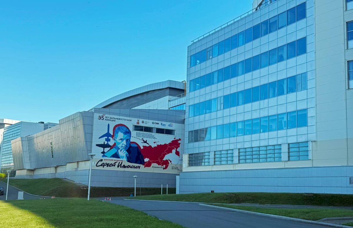 Фото: Мурал на здании корпуса Дальневосточного федерального университета во Владивостоке