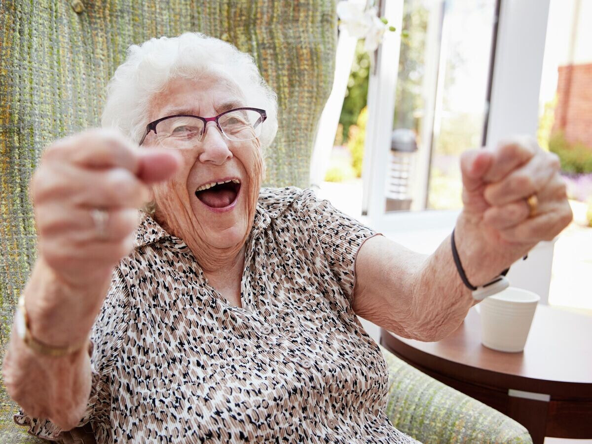    Пожилая женщина радуется © Depositphotos.com / monkeybusiness