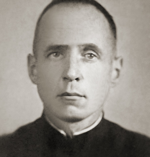 Он несколько раз нырял в затопленную рубку и спас экипаж судна вместе с секретными документами. Подвиг старшины 1-й статьи Ивана Ризнича