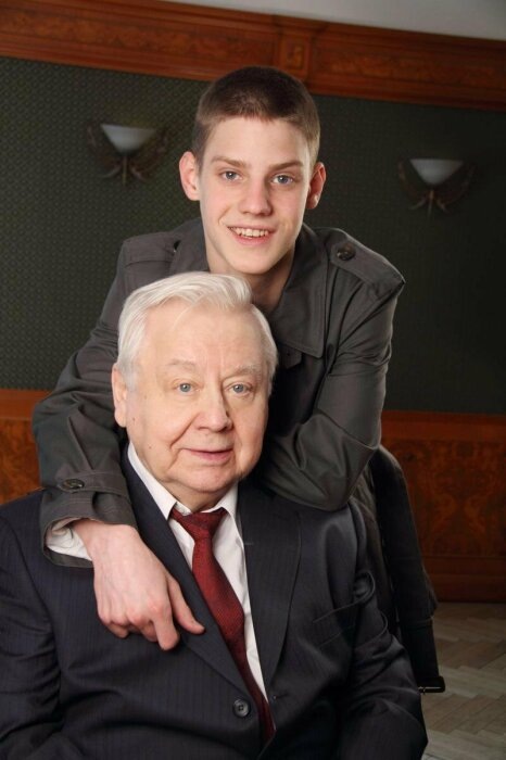 Павел Табаков с отцом Олегом Табаковым.
