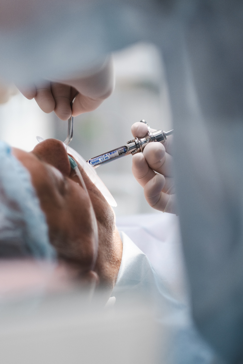 За яркими рекламными обещаниями стоматологов часто скрываются риски, о которых пациенту никто не говорит
