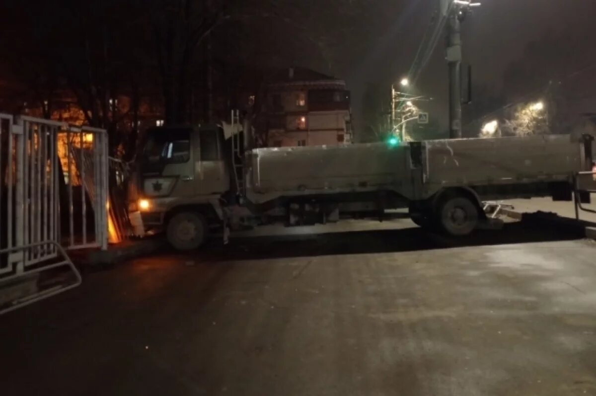    В Челябинске грузовик без водителя протаранил забор и чуть не сбил пешехода