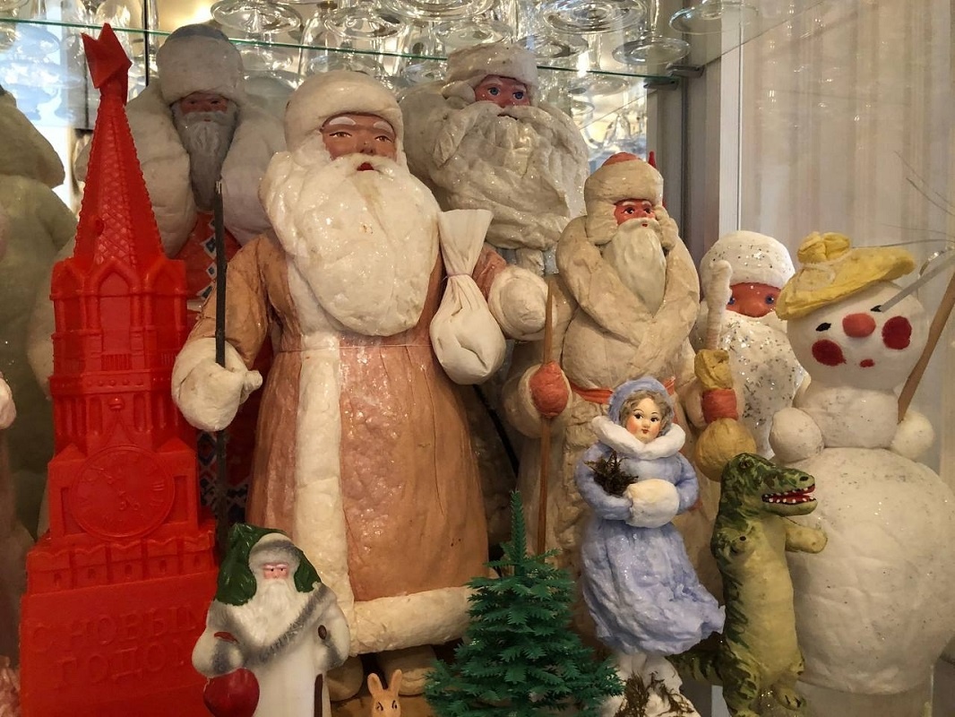    Деды Морозы и Снегурочки составляют компанию хозяйке коллекции круглый год