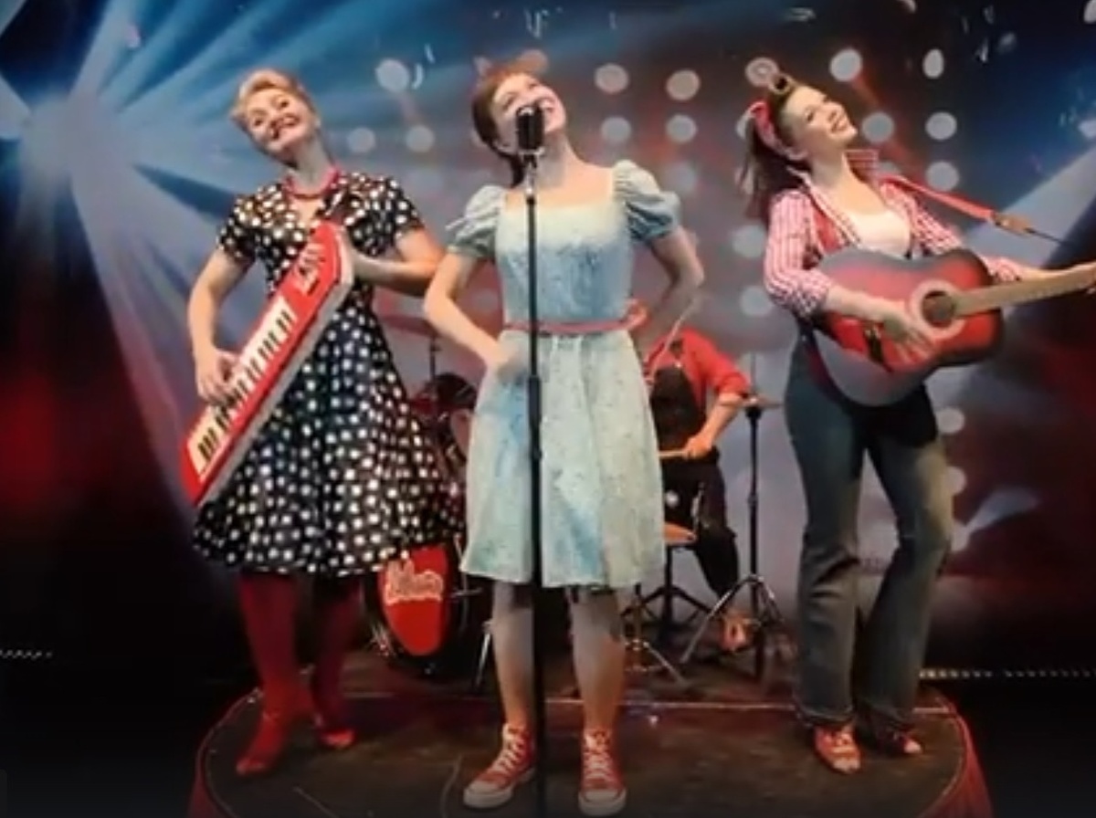 Очередная попытка спеть "Хороших девчат". После первых двух строчек ВНЕЗАПНО чем-нибудь прерывается. Клавишные - Надя, гитара - Катя, за ударными - мамВера, фронтвумен - сами знаете кто.