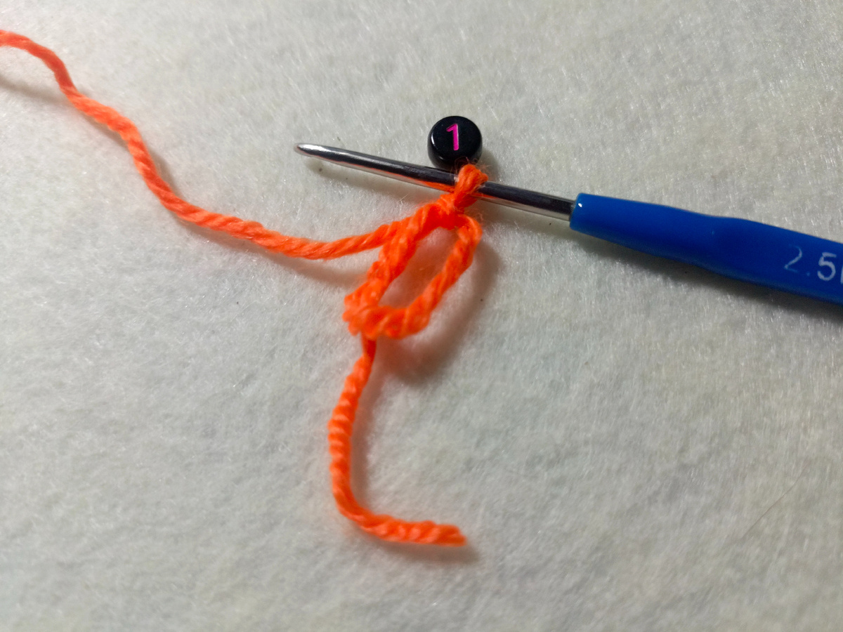 Петля амигуруми и 1 воздушная петля.