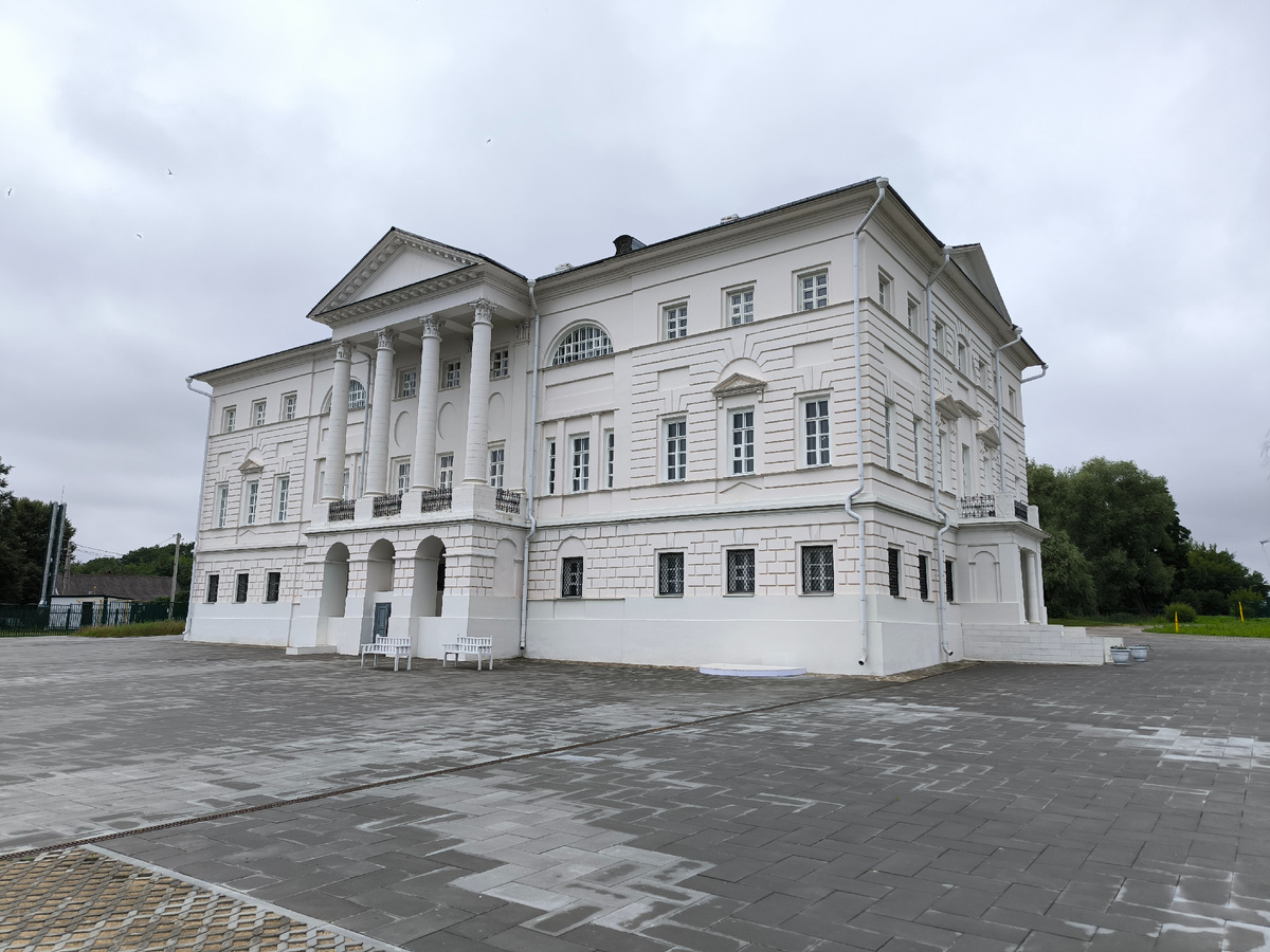 Построен в конце XVIII века. Здесь проводил медовый месяц доктор Пирогов, женивщемся на Александре Бистром - наследнице Щепочкиных