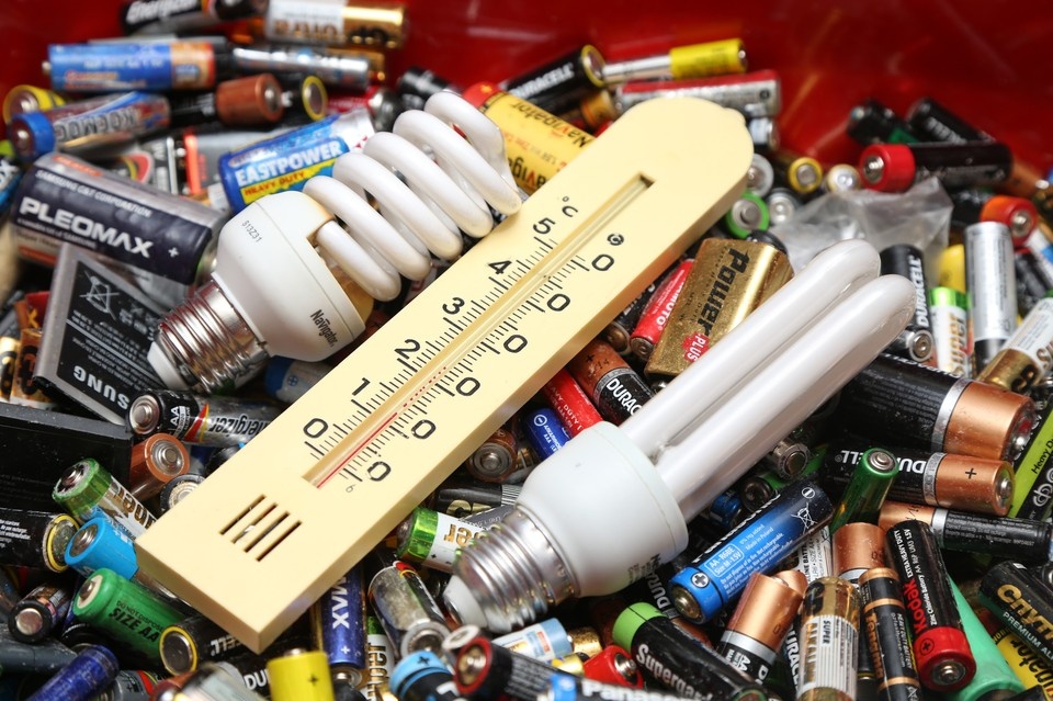    На утилизацию отправили 880 кг люминесцентных ламп и 2,9 тонны батареек. Валерий ЗВОНАРЕВ