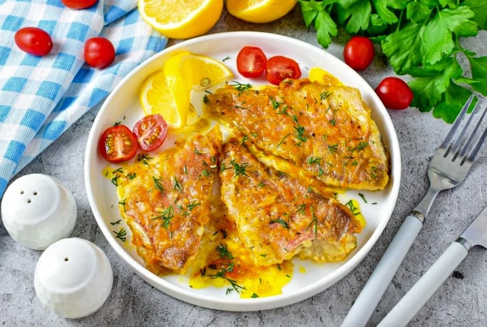 Обжаренный окунь томленный в лимонно-чесночном креме.