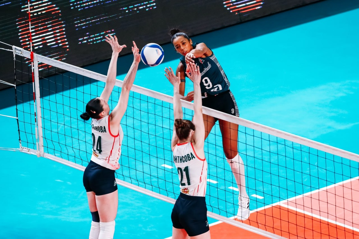 Игроки "Локомотива" и "Уралочки" становились лучшими в чемпионате по одному разу. Вчера они снова начали спор за этот приз. Фото: волейбольный клуб "Локомотив" (Калининградская область)