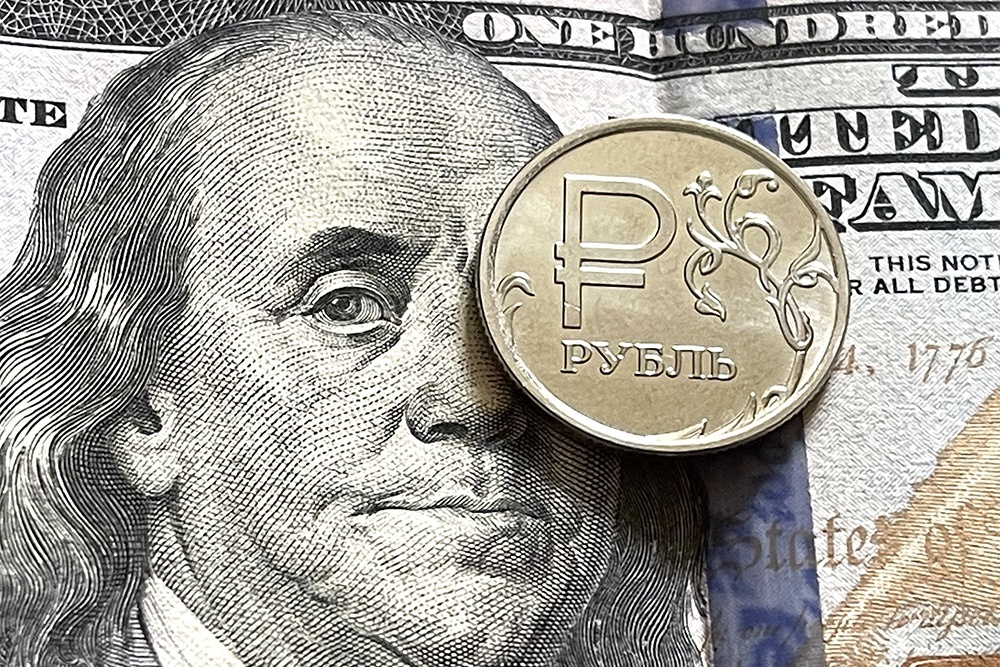    Рубль как средство сбережений стал на фоне высокой ключевой ставки более привлекательным для людей и бизнеса, чем валюта. / Сергей Михеев