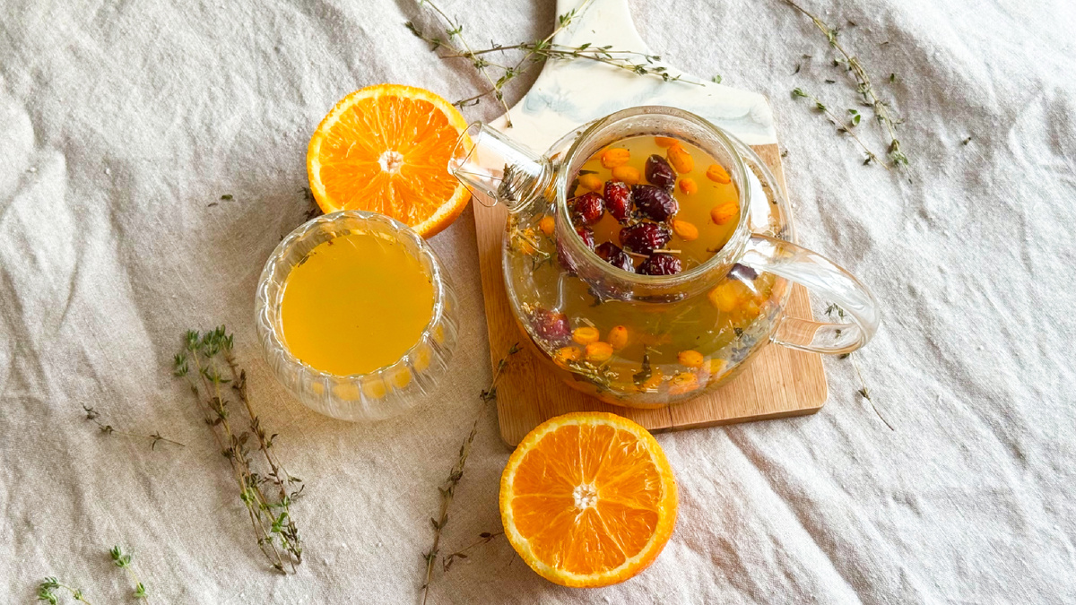 А у нас с вами получится сегодня вот такая красота! Чай с облепихой и шиповникоы: два в одном! 