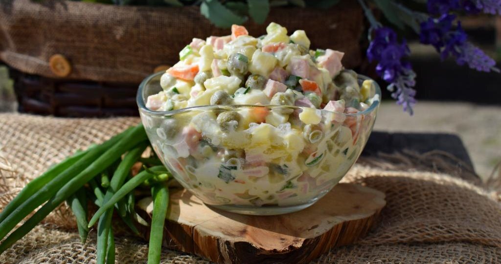 Домашний Оливье и «мужские» салаты: быстро, просто и вкусно
