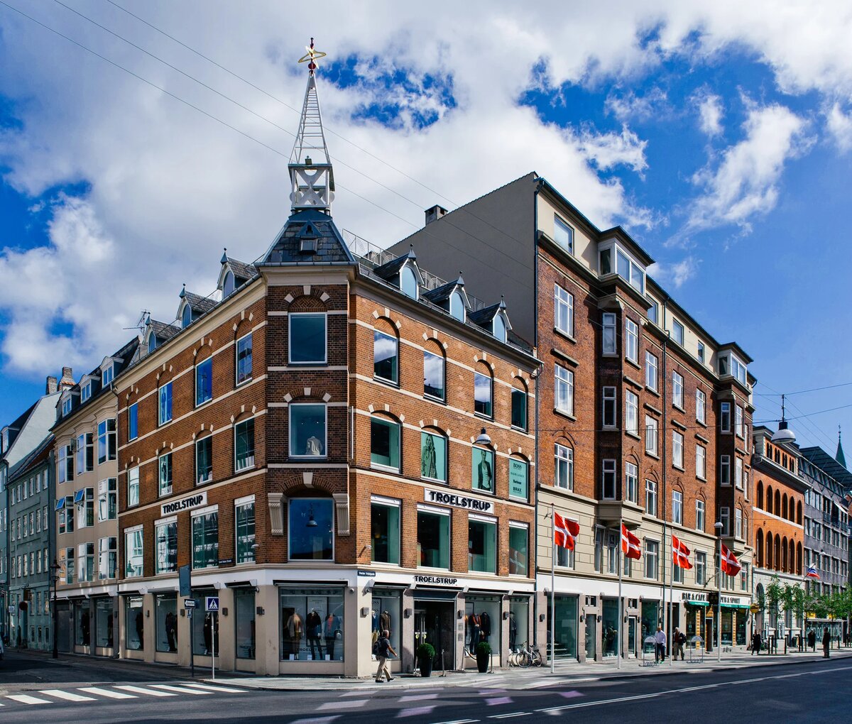 Тот же самый магазин, на том же самом месте, но уже в наши дни