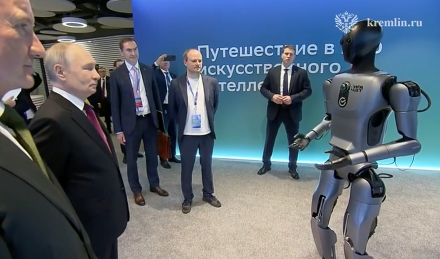 Герман Греф показывает Владимиру Путину робота от Сбера