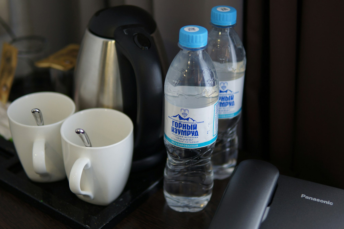 В гостиницах встречается питьевая вода местного производителя, например в Кисловодске — «Горный изумруд». Фото: Murat Ts. / Unsplash