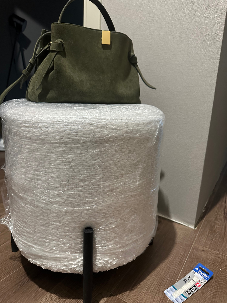 Вот такой пуфик приехал из Леруа. Я пока его не разворачиваю, потому что впереди еще одна стадия пылюки, но корпусную мебель собирать уже надо, а в грязи делать это не очень хочется, поэтому уборка, уборка и еще раз уборка.