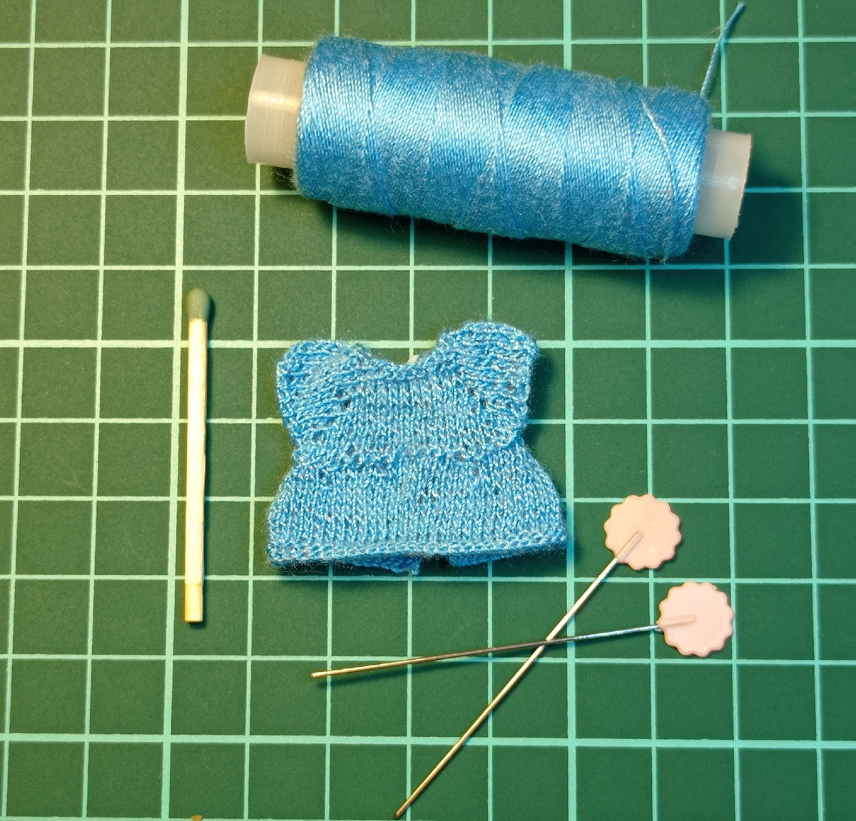 Спичка дана для масштаба, "спицы" из швейных булавок