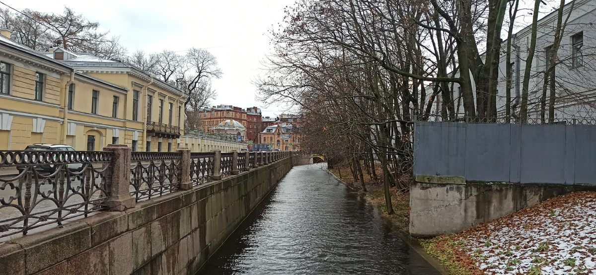 В конце канала Храповицкий мост, соединяющий 2-й Адмиралтейский и Коломенский острова. Назывался Желтым, Галерным и был деревянный