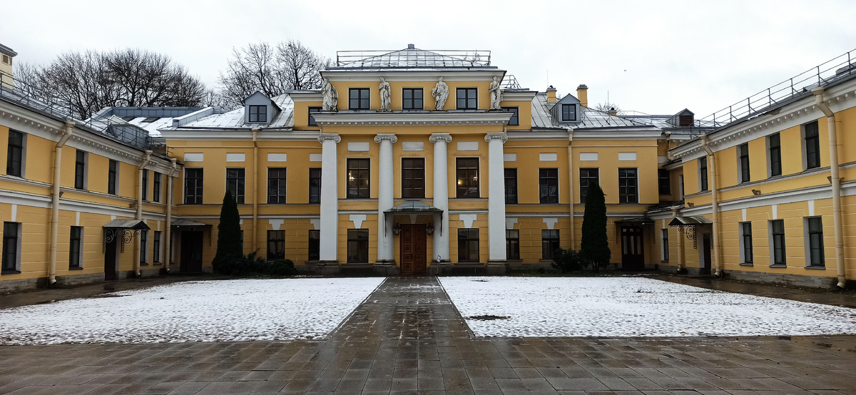 Усадьба Бобринских. Парадный двор со стороны ул. Галерной. Листайте дальше