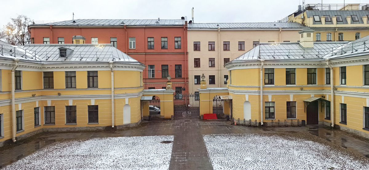 Двор из окна 2-го этажа 