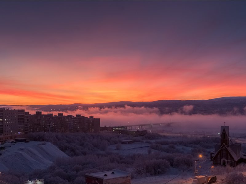 Лучи солнца виднеются где-то за горизонтом, но само солнце из-за него практически не поднимается